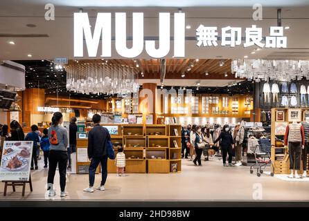 Käufer werden im japanischen Haushalts- und Bekleidungseinzelhandel Muji-Shop in Hongkong gesehen. Stockfoto