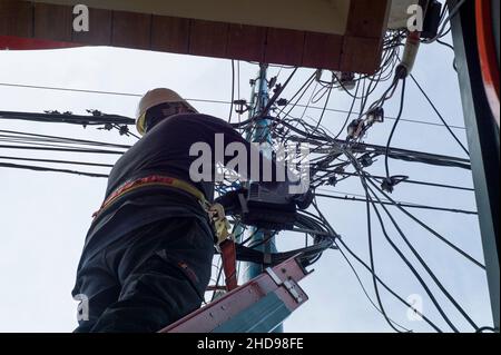 Ingenieur repariert Stromleitungen in der Stadt Ushiaia, Argentinien, Stockfoto