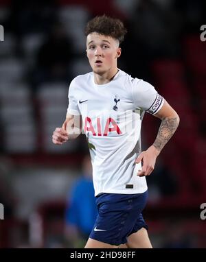 Stevenage, Großbritannien. 16th Dez 2021. Alfie Devine of Spurs U18 während des FA Youth Cup-Spiels zwischen Tottenham Hotspur U18 und Ipswich Town U18 am 16. Dezember 2021 im Lamex Stadium, Stevenage, England. Foto von Andy Rowland. Quelle: Prime Media Images/Alamy Live News Stockfoto