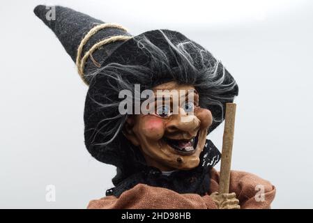 Die Befana auf weißem Hintergrund. Traditionelles Hexenkostüm für den italienischen Epiphanientag. Stockfoto