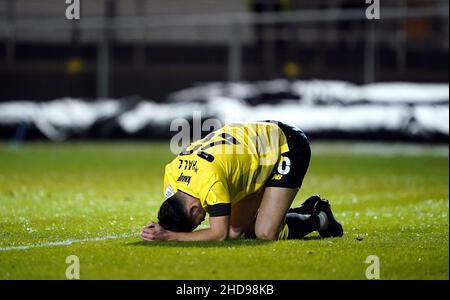 Die Connor Hall von Harrogate reagiert auf eine verpasste Chance während der sechzehn-gewinnt-Runde der Papa John's Trophy im EnviroVent Stadium in Harrogate. Bilddatum: Dienstag, 4. Januar 2022. Stockfoto