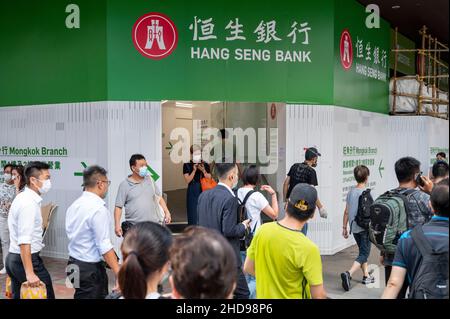 Hongkong, China. 03rd Januar 2022. Fußgänger laufen an der Hang Seng Bank Filiale in Hongkong vorbei. (Foto von Budrul Chukrut/SOPA Images/Sipa USA) Quelle: SIPA USA/Alamy Live News Stockfoto