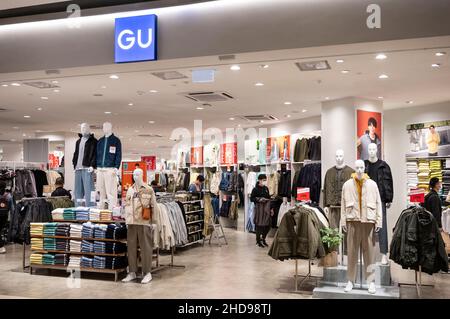 Hongkong, China. 03rd Januar 2022. Japanische Bekleidungsmarke GU Store in Hongkong gesehen. (Foto von Budrul Chukrut/SOPA Images/Sipa USA) Quelle: SIPA USA/Alamy Live News Stockfoto