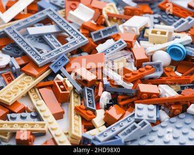 Tambow, Russische Föderation - 03. Januar 2022 Ein Stapel Legosteine. Nahaufnahme. Stockfoto