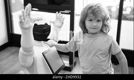 Smart Boy Kind kommunizieren mit Roboter-Assistenten-Technologie für moderne Bildung, Innovation Stockfoto