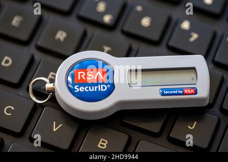 Timisoara, Rumänien - 20. Juni 2021: Nahaufnahme eines RSA SecurID-Tokens auf einem Holztisch, SID700 Stockfoto