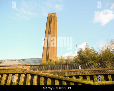 Der Schornstein der Tate Modern, einem ehemaligen Kraftwerk, vom Ufer der Themse in London, England, gesehen Stockfoto