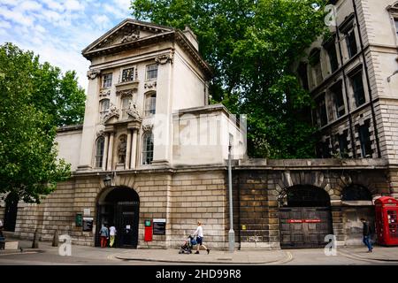 Der Eingang zum St. Bartholomew's Hospital unter dem Tor von König Henry V111 in West Smithfield, London, England, Großbritannien Stockfoto