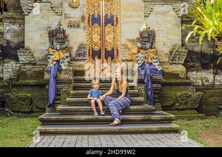 Mutter und Sohn Touristen in Ubud Palace, Bali - Im Inneren des Ubud Palace, Bali, Indonesien. Reisen mit Kindern Konzept. Stockfoto