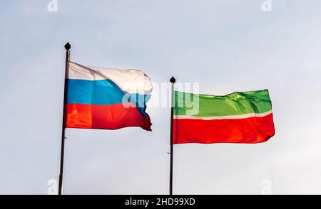 Flagge Russlands und Flagge der Republik Tatarstan gegen den Himmel. Winkende Fahnen Stockfoto