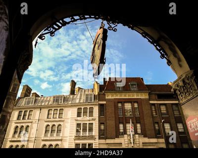 Eingangsbeschilderung über dem Old King's Head Public House auf der Borough High Street, Southwark, London, SE1, Großbritannien Stockfoto