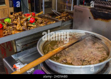 XI'AN, CHINA - 6. AUGUST 2018: Lammfleischstand im muslimischen Viertel von Xi'an, China Stockfoto