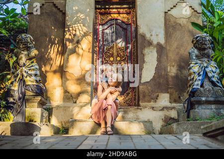 Mutter und Sohn Touristen in Ubud Palace, Bali - Im Inneren des Ubud Palace, Bali, Indonesien. Reisen mit Kindern Konzept. Reisen mit Kindern Konzept Stockfoto