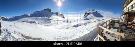 Atemberaubende dolomitenlandschaft auf der Cima Roda und der Cima Rosetta von der Rosetta Hütte aus gesehen, während der Wintersaison und der verschneiten Landschaft Stockfoto