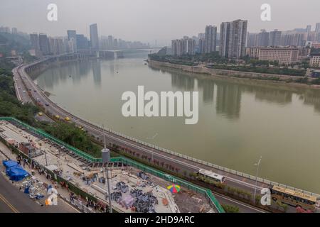 CHONGQING, CHINA - 17. AUGUST 2018: Autobahn und Jialing-Fluss in Chongqing, China Stockfoto