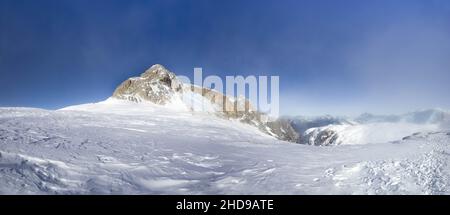 Panoramablick auf den Cimon della Pala in den Dolomiten in Trentino-Südtirol mit blauem Hintergrund während der Wintersaison Stockfoto
