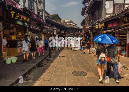 CHONGQING, CHINA - 17. AUGUST 2018: Überfüllte Straße in der Altstadt von Ciqikou, China Stockfoto