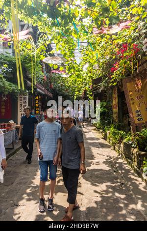 CHONGQING, CHINA - 17. AUGUST 2018: Gasse in der antiken Stadt Ciqikou, China Stockfoto