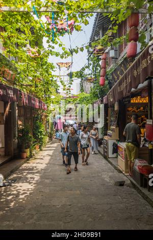 CHONGQING, CHINA - 17. AUGUST 2018: Gasse in der antiken Stadt Ciqikou, China Stockfoto