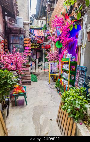 CHONGQING, CHINA - 17. AUGUST 2018: Bunte Gasse in der antiken Stadt Ciqikou, China Stockfoto