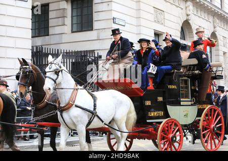 Die Worshipful Company of Coachmakers & Coach Harness Makers schwebt auf der Lord Mayor's Show 2021 in der City of London, Großbritannien Stockfoto