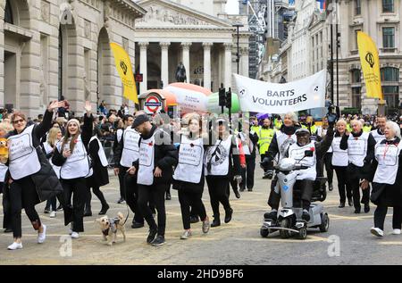 Bart's Hospital ist ehrenamtlich, die an der Lord Mayor's Parade 2021 im Herzen der City of London, Großbritannien, teilnehmen Stockfoto