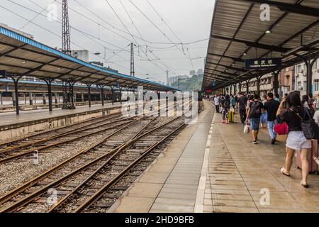 CHONGQING, CHINA - 17. AUGUST 2018: Bahnsteig des Bahnhofs Chongqing Caiyuanba, China Stockfoto