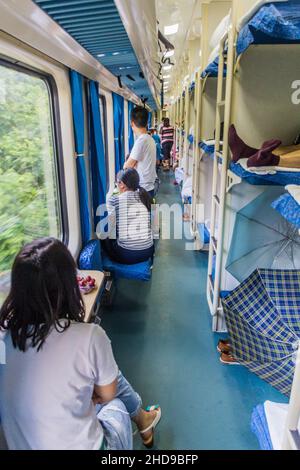 CHONGQING, CHINA - 17. AUGUST 2018: Innenansicht eines harten Schlafzuges in China Stockfoto