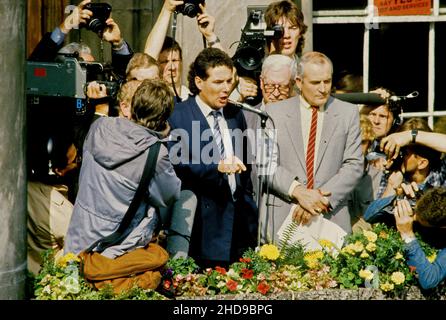 Derek Hatton und Tony Mulhearne sprechen Sie mit Tausenden von Gewerkschaftsmitgliedern bei Demonstration vor dem Rathaus zur Unterstützung der militanten led Liverpool Arbeitsrat 1985 Stockfoto