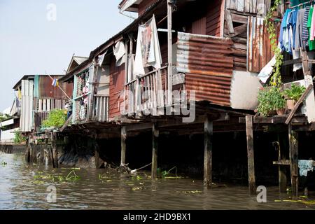 Flusshaus am Chao Praya Fluss, Bangkok, Thailand: April 4 2011 - Alte rustikale Holzhäuser am Chao Praya Fluss Stockfoto