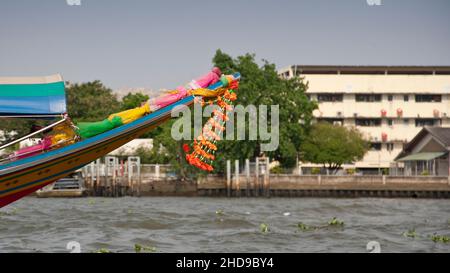 Blumenschmuck auf Longtail-Boot auf dem Chao Phraya River, Bangkok, Thailand, Stockfoto