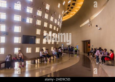 DUNHUANG, CHINA - 20. AUGUST 2018: Besucherzentrum der Mogao-Grotten in der Nähe von Dunhuang, Provinz Gansu, China Stockfoto