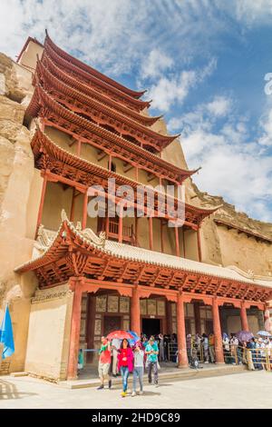 DUNHUANG, CHINA - 20. AUGUST 2018: Großes Buddha-Gebäude in den Mogao-Grotten in der Nähe von Dunhuang, Provinz Gansu, China Stockfoto