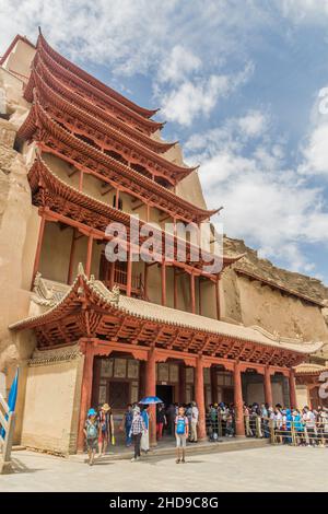DUNHUANG, CHINA - 20. AUGUST 2018: Großes Buddha-Gebäude in den Mogao-Grotten in der Nähe von Dunhuang, Provinz Gansu, China Stockfoto