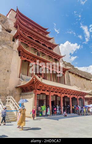 DUNHUANG, CHINA - 20. AUGUST 2018: Großes Buddha-Gebäude in den Mogao-Grotten in der Nähe von Dunhuang, Provinz Gansu, China Stockfoto