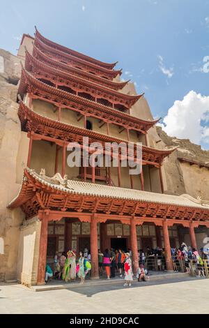 DUNHUANG, CHINA - 20. AUGUST 2018: Großes Buddha-Gebäude in den Mogao-Grotten in der Nähe von Dunhuang, Provinz Gansu, China Stockfoto