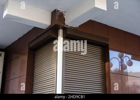 Fenster mit moderner Fensterläden, Außenaufnahme Stockfoto