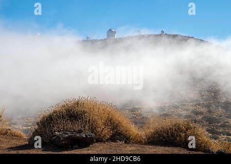 Das Observatorium auf dem Teide auf der Kanarischen Insel Teneriffa im Nebel Stockfoto