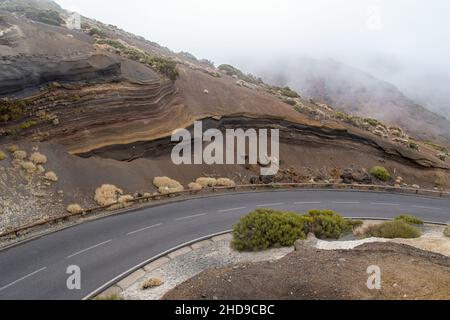 Kurve im Nebel auf der Kanarischen Insel Teneriffa Stockfoto