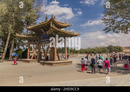 DUNHUANG, CHINA - 20. AUGUST 2018: Torbogen bei den Mogao-Grotten in der Nähe von Dunhuang, Provinz Gansu, China Stockfoto