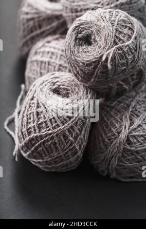 Hellbraunes Garn aus natürlicher Schafwolle. Nadelarbeit Stockfoto