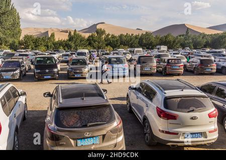DUNHUANG, CHINA - 20. AUGUST 2018: Parkplatz an der Singing Sands Düne in der Nähe von Dunhuang, Provinz Gansu, China Stockfoto