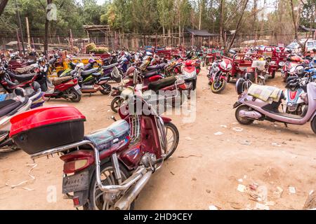 DUNHUANG, CHINA - 20. AUGUST 2018: Motorradparkplatz in der Nähe der Singing Sands Dune in der Nähe von Dunhuang, Provinz Gansu, China Stockfoto