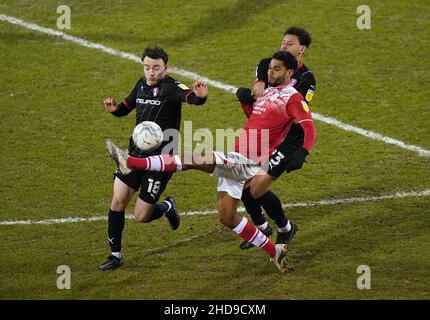 Oliver Rathbone von Rotherham United, Mikael Mandron von Crewe Alexandra und Rarmani Edmonds-Green (links-rechts) von Rotherham United kämpfen während der 16-gewinnt-Runde der Papa John's Trophy im Mornflake Stadium in Crewe um den Ball. Bilddatum: Dienstag, 4th. Januar 2022. Stockfoto