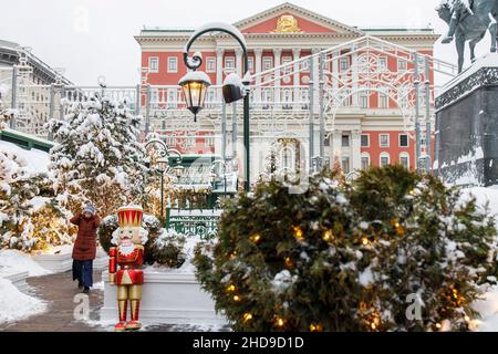 Moskau, Russland - 20. Dezember 2021 , Weihnachtsbaum mit Kugeln auf dem Hintergrund Architektur des Moskauer Tverskaya-Platz und das Gebäude der Municipali Stockfoto