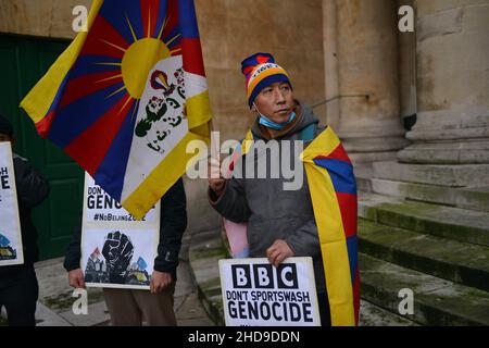 London, Großbritannien. 04th Januar 2022. Ein Aktivist, der Tibet aus Protest gegen das Nein von Peking unterstützte 2022. Anhänger Tibets, Hongkongs, Uiguren und Aktivisten gegen die KPCh versammelten sich vor dem BBC Broadcasting House in London, um die BBC zum Boykott der Olympischen Spiele 2022 in Peking aufzurufen. Kredit: SOPA Images Limited/Alamy Live Nachrichten Stockfoto