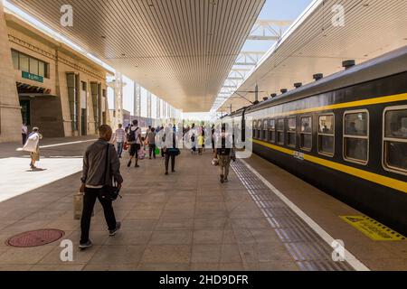 DUNHUANG, CHINA - 21. AUGUST 2018: Bahnsteig des Dunhuang Bahnhofs, Provinz Gansu, China Stockfoto