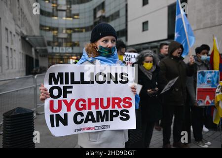 London, Großbritannien. 04th Januar 2022. Ein Aktivist hält ein Plakat während des No Beijing 2022 Protestes.Anhänger von Tibet, Hongkong, Uiguren und Anti-KPCh Aktivisten versammelten sich vor dem BBC Broadcasting House in London, um die BBC zum Boykott der Olympischen Spiele 2022 in Peking aufzurufen. Kredit: SOPA Images Limited/Alamy Live Nachrichten Stockfoto