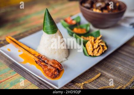 Lebensstil essen. Ein Gericht bestehend aus Reis, gebratener Fisch mit Holz Pilze und verschiedene Arten von Soßen Stockfoto