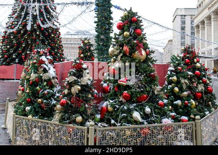 Moskau, Russland - 20. Dezember 2021 , Weihnachten schneebedeckte Bäume schmücken die Straßen der Stadt Stockfoto